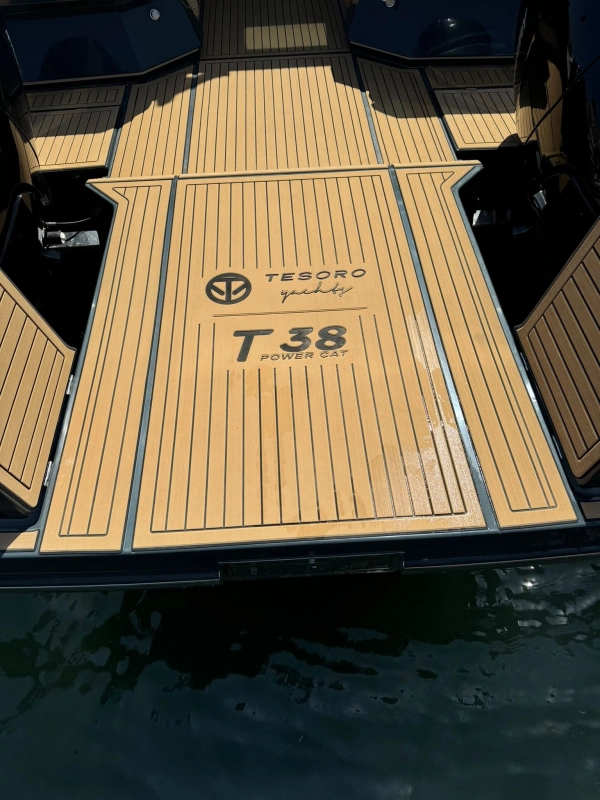 Tesoro Yachts power cat 38 2023