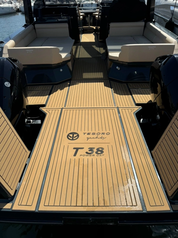 Tesoro Yachts power cat 38 2023