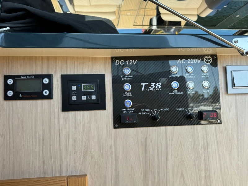 Tesoro Yachts power cat 38 2023