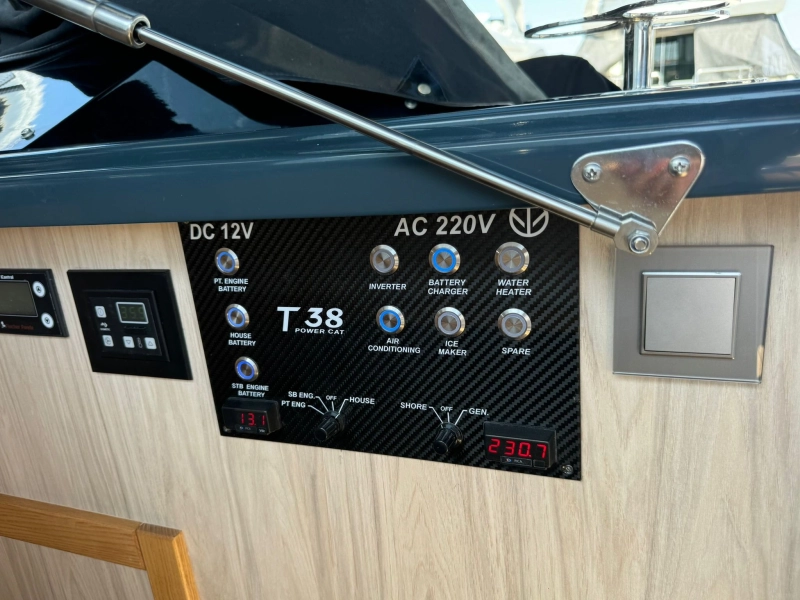 Tesoro Yachts power cat 38 2023