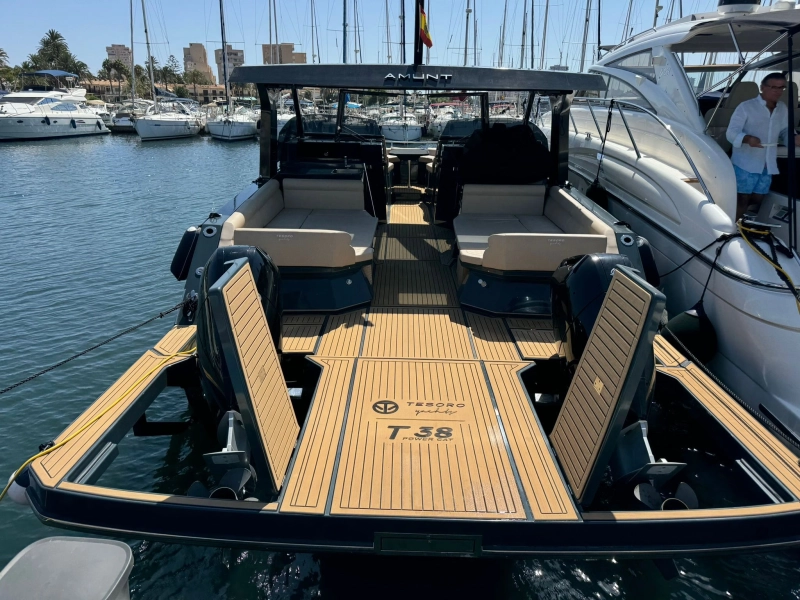 Tesoro Yachts power cat 38 2023