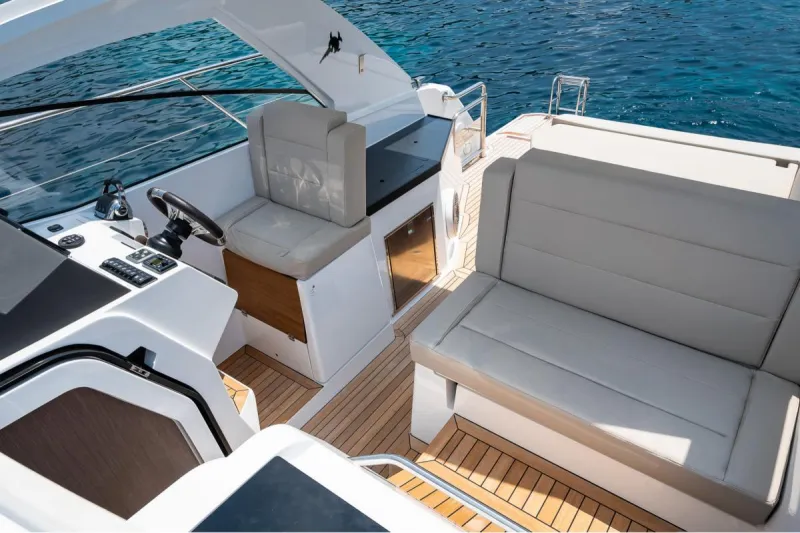Sealine S330 2021