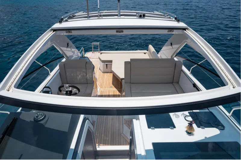 Sealine S330 2021