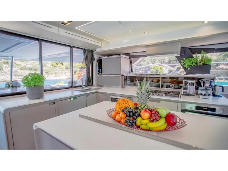 Fountaine Pajot Power 67 2025