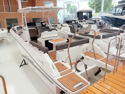 Foto del barco Jeanneau JEANNEAU CAP CAMARAT 7.5 CC SERIE 3 2024