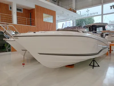 Foto del barco Jeanneau JEANNEAU CAP CAMARAT 7.5 CC SERIE 3 2024