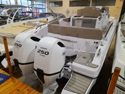 Foto del barco Ranieri International RANIERI NEXT 330 LX 2023