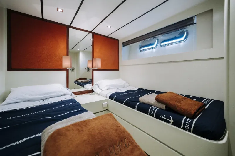 Cantieri di Pisa Akhir 22 1988