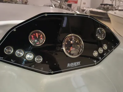 Foto del barco Ranieri International RANIERI EVO 22 2024